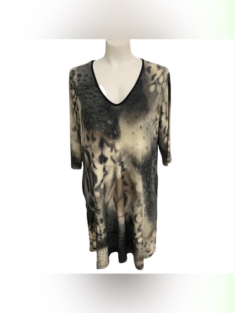 Gilour V-Neck Animal-Print Tunic in Beige and Black Size L